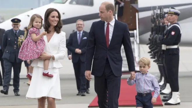 Pangeran William dan Kate membawa dua anak mereka, George dan Charlotte, dalam kunjungan ke Polandia pada Juli 2017.