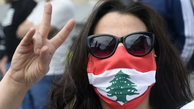 متظاهرة لبنانية