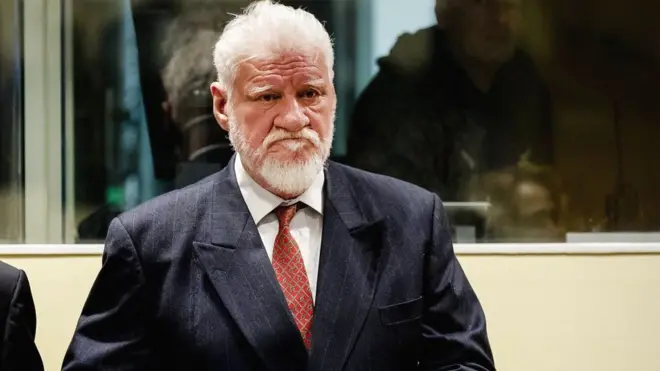 Slobodan Praljak, prévenu au Tribunal pénal international pour l'ex-Yougoslavie, est décédé après avoir bu une substance inconnue dans la salle d'audience.