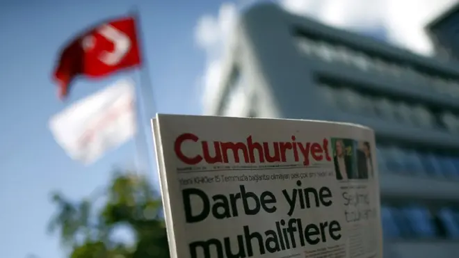 تقول السلطات التركية إن صحيفة جمهوريت ايدت محاولة يوليو الانقلابية