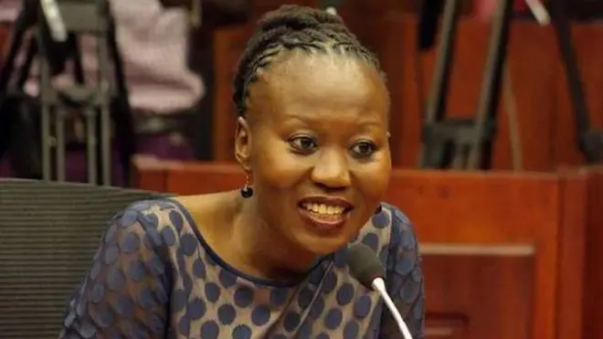 Akiwa amezaliwa 1976 katika kaunti ya Nyamira , Dkt. Akombe alisoma katika chuo kikuu cha Nairobi kabla ya kuelekea nchini Marekani kwa masomo zaidi.