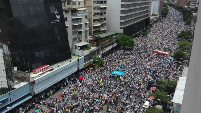 Muhalefet, yürüyüşe 1 milyondan fazla kişinin katıldığını iddia etti.