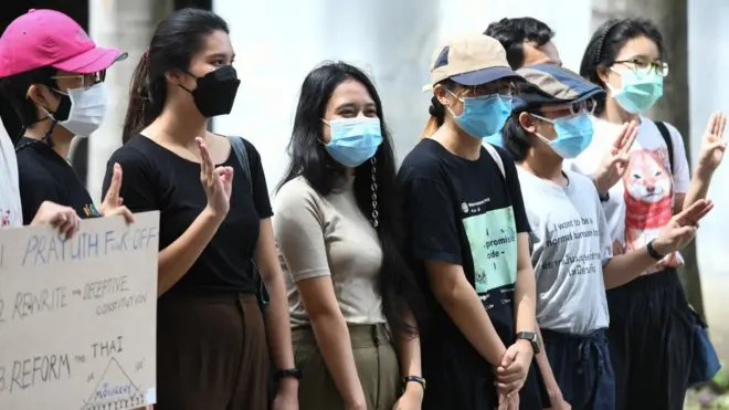 กลุ่มผู้ต้องหาหมิ่นสถาบันกษัตริย์จากการชุมนุมหน้าสถานทูตเยอรมันเมื่อเดือน ต.ค. 2563 เดินทางมาพบอัยการซึ่งมีคำสั่งฟ้องผู้ต้องหาทั้ง 13 คน วันนี้ (22 ก.ค.)