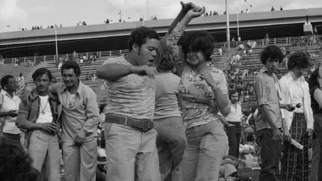 Una foto de 1974 de la exposición "Ritmo & Poder: Salsa en Nueva York".