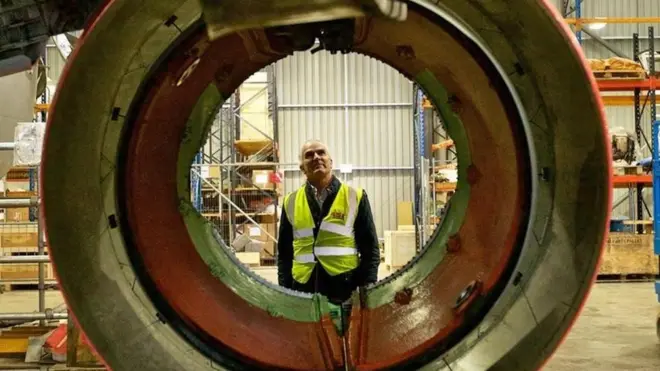 Un hombre mira la turbina de un avión sacado de circulación
