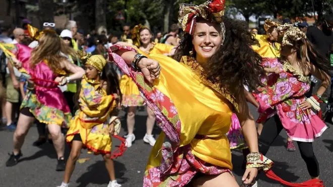 Танцоры на карнавале в Ноттинг-хилле