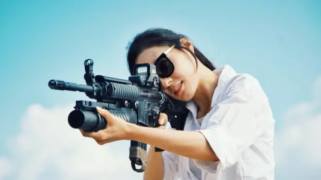 Дівчина зі зброєю