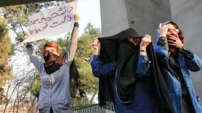 Tiga mahasiswa di Teheran terlibat unjuk rasa memmpersoalkan kenaikan harga-harga pangan.