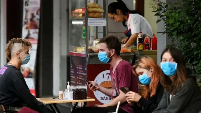Tùy thuộc virus corona bắn ra từ cơn ho của một người nhiễm bệnh ở giai đoạn nào và 'đậu trên bề mặt nào', nhưng tối đa là chín ngày, theo các nhà khoa học.