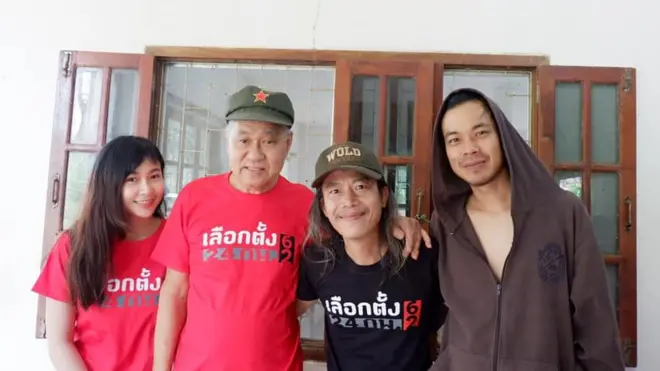 นายสุรชัย ด่านวัฒนานุสรณ์ หรือ สุรชัย แซ่ด่าน (คนที่สองจากซ้าย) หายตัวไปพร้อมกับผู้ติดตามอีก 2 คนเมื่อ ธ.ค. 2561