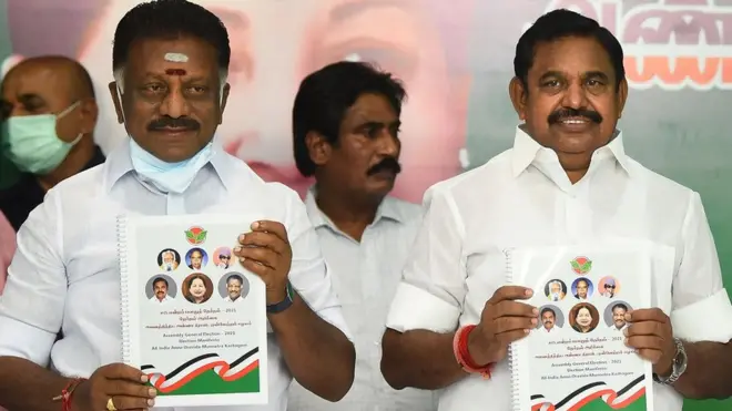 तमिलनाडु के उप मुख्यमंत्री ओ पनीरसेल्वम (बाएं) और मुख्यमंत्री ई पलानीस्वामी