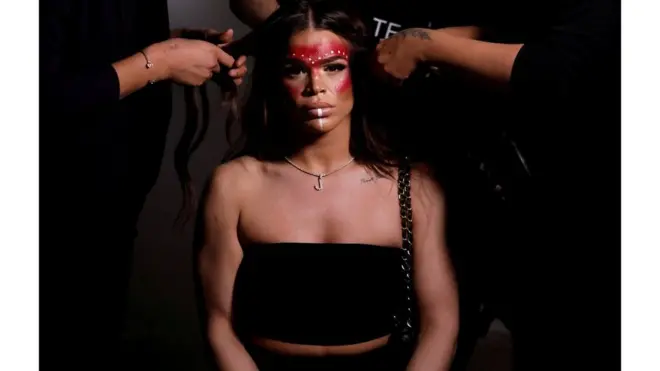 Transdžender model Džesika Kortez se priprema da izađe na modnu pistu tokom Nedelje mode u Njujorku.