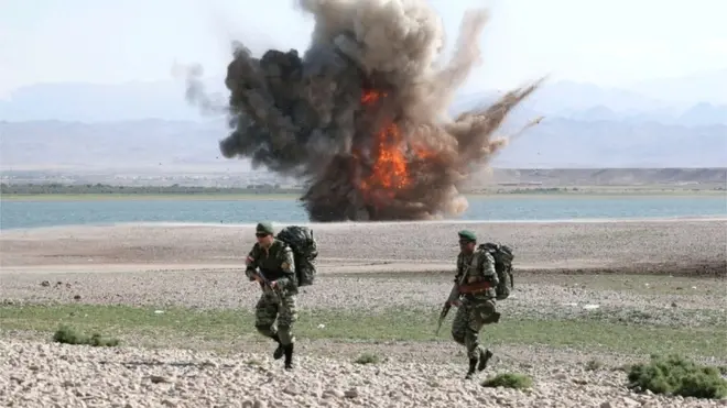 अज़रबैजान की सीमा पर सैन्य अभ्यास करते ईरानी सेना के जवान