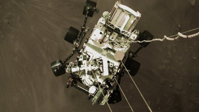 Історичний кадр: марсохід Perseverance у момент посадки на Марс