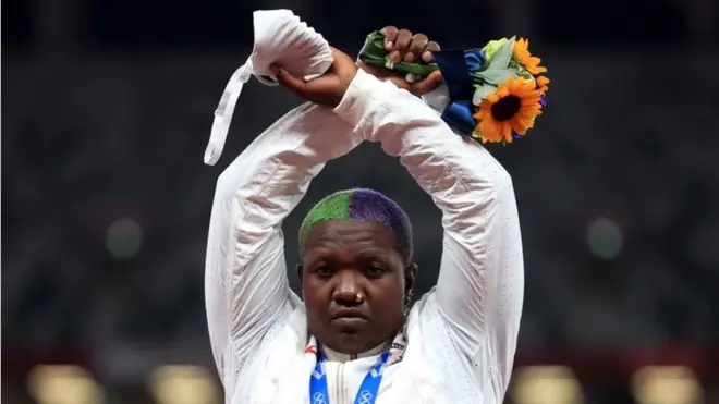 Medalhistasweet bonanza roletaprata Raven Saunders, dos Estados Unidos, faz protesto no pódio