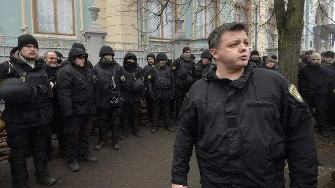 Екскомандира "Донбасу" Семена Семенченка звільнили з-під варти 21 червня. Йому дозволили на декілька днів виїхати на фронт для допомоги у військових операціях