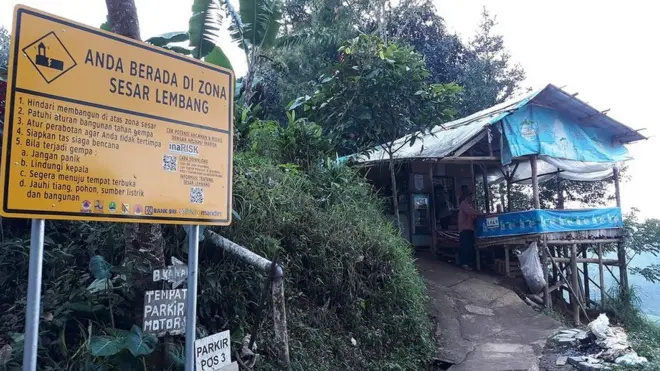Papan informasi zona Sesar Lembang mulai dipasang di beberapa titik sebagai penanda lokasi Sesar Lembang. Salah satunya di Desa Ciburial Kecamatan Cimenyan Kabupaten Bandung.