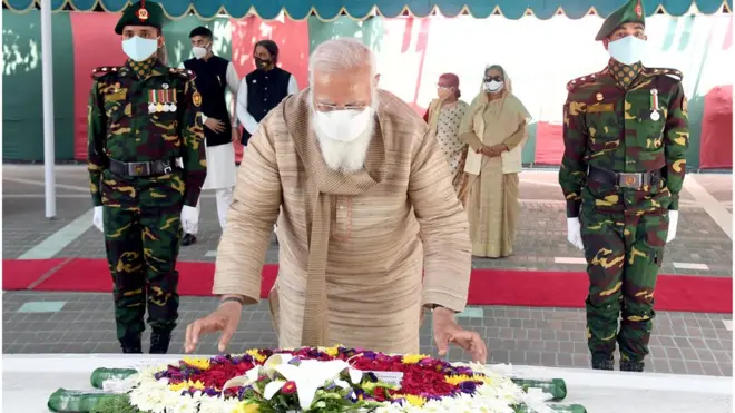 انڈین وزیر اعظم سنیچر کے روز بنگلہ دیش کے بانی شیخ مجیب الرحمان کی قبر پر گئے