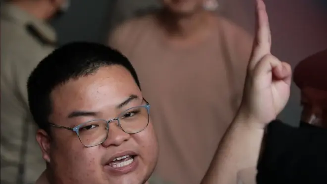 พริษฐ์ ชิวารักษ์ ถูกนำตัวมาที่ศาลอาญาเมื่อวันที่ 15 มี.ค. ซึ่งเป็นวันที่เขาประกาศกลางห้องพิจารณาคดีว่าจะอดอาหารประท้วงเพื่อเรียกร้องสิทธิการประกันตัว