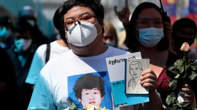 เพนกวิน หนึ่งในแกนนำกลุ่มราษฎร ถือหนังสือรัฐประชาชาติ เขียนโดย ธงชัย วินิจจะกูล