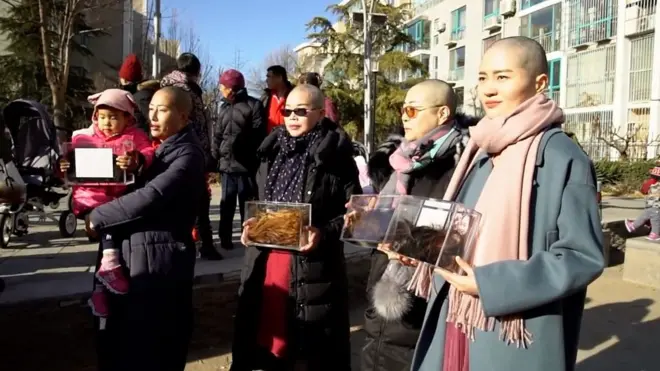 На китайском слово "вуфа" имеет два значения: "без волос" и "вне закона".