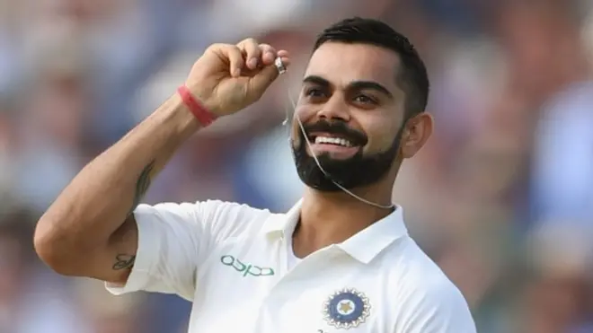 کوہلی اپنی شادی کی انگوٹھی دکھاتے ہوئے