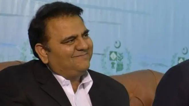 چیئرمین سینٹ نے وفاقی وزیر کا مائیک بند کر دیا لیکن اس کے باوجود فواد چوہدری بولتے رہے