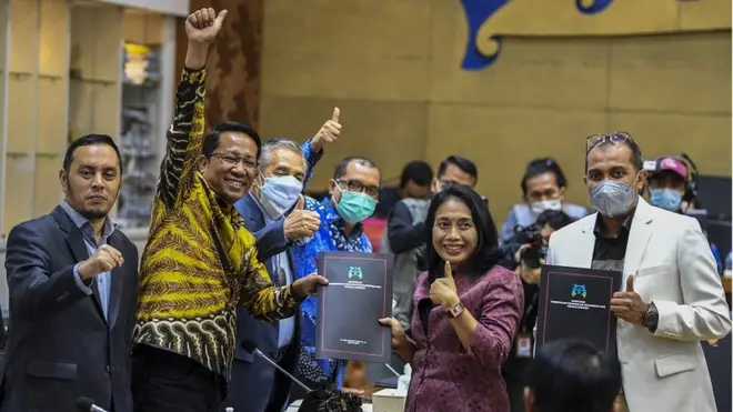 Menteri Pemberdayaan Perempuan dan Perlindungan Anak I Gusti Ayu Bintang Darmawati Puspayoga bersama Wakil Menteri Hukum dan HAM Edward Omar Sharif Hiariej menyerahkan tanggapan pemerintah kepada Ketua Badan Legislasi (Baleg) DPR Supratman Andi Agtas Saat Rapat Pleno pengambilan keputusan atas hasil pembahasan RUU tentang Tindak Pidana Kekerasan Seksual dengan Badan Legislasi DPR di Kompleks Parlemen, Senayan, Jakarta, Rabu (6/4/2022).