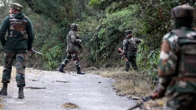 कश्मीर में एक मुठभेड़ के दौरान मोर्चा संभालते सैनिक.