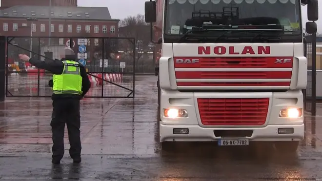 В порту Белфаста фуры теперь отправлют на таможенную проверку