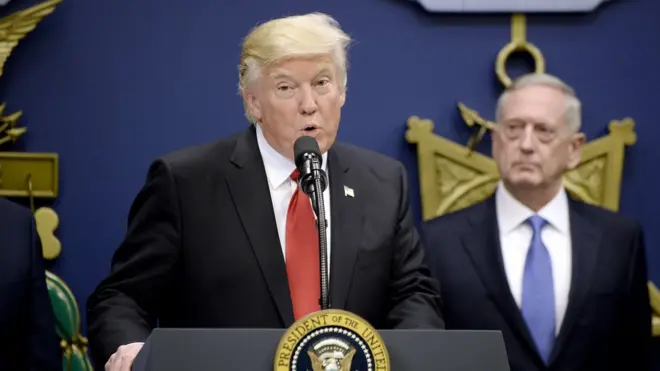 Трамп подписал приказ сразу после церемонии вступления Джеймса Маттиса в должносить министра обороны