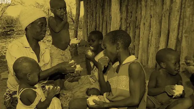 Жінка годує дітей у Зімбабве
