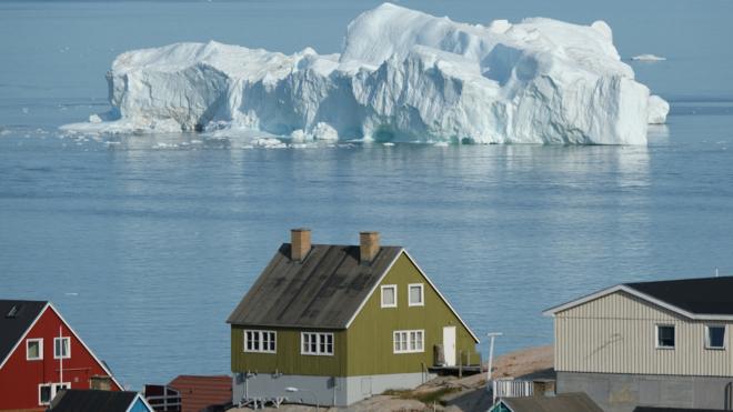 格陵兰岛一个村庄附近的冰山