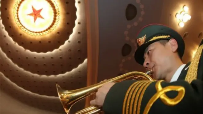 記者要為政府吹宣傳、唱讚歌？