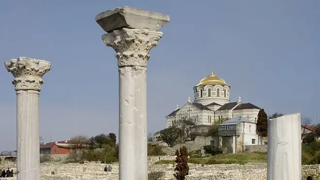 Руїни базиліки VI-X століття у Херсонесі, позаду Володимирський собор