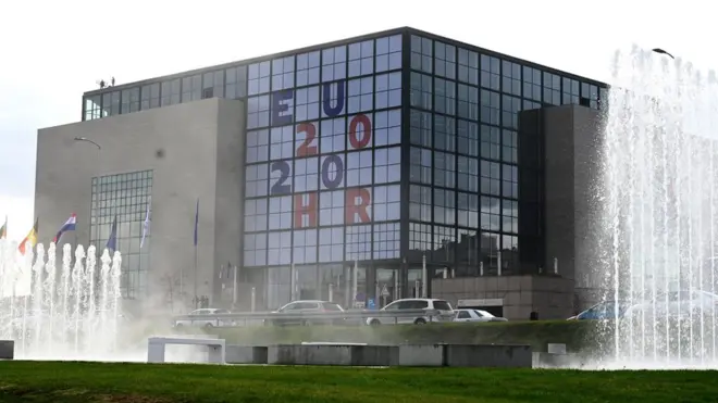 Зграда Националне и универзитетске библиотеке у Загребу украшена је логоом председавања Хрватске