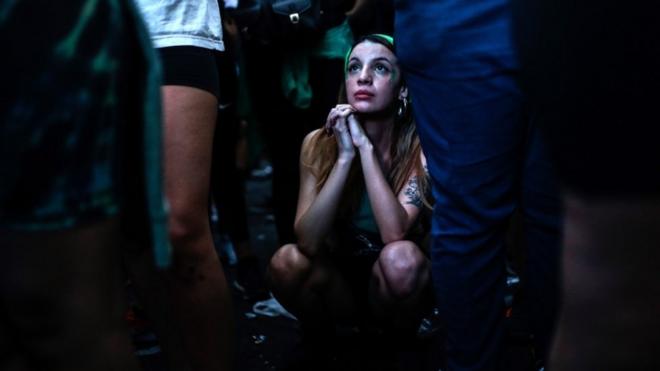 Mulheres aguardam a aprovação da nova lei do aborto enquanto fazem vigília em frente ao Congresso, em Buenos Aires, Argentina, 11 de dezembro de 2020