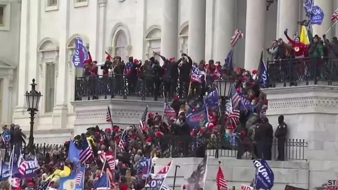 የዶናልድ ትራምፕ ደጋፊዎች ከቀሰቀሱት ግርግር ጋር በተያያዘ አራት ሰዎች ሞቱ