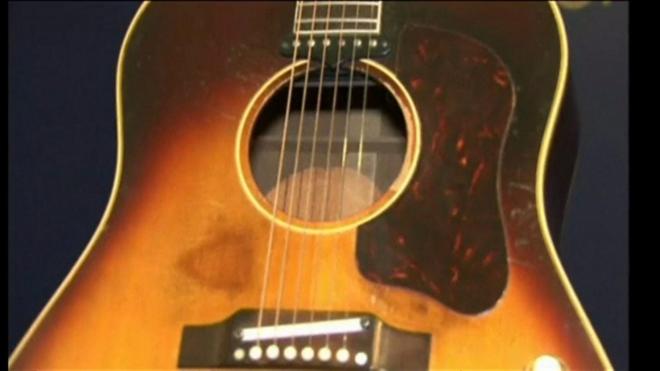 紛失したジョン・レノンのギター、約3億円で落札