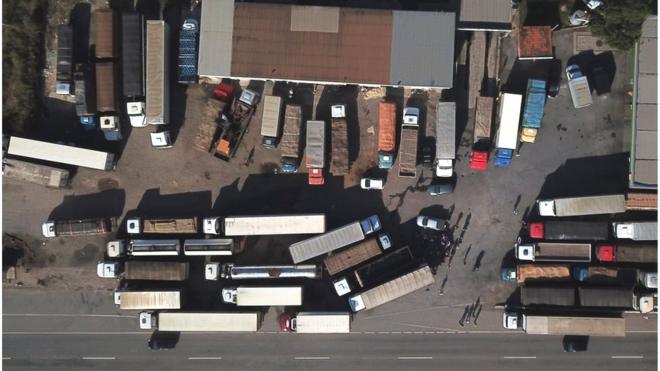 Caminhões estacionados vistos de cima
