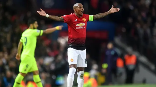 Ashley Young dey make Man U fans para.