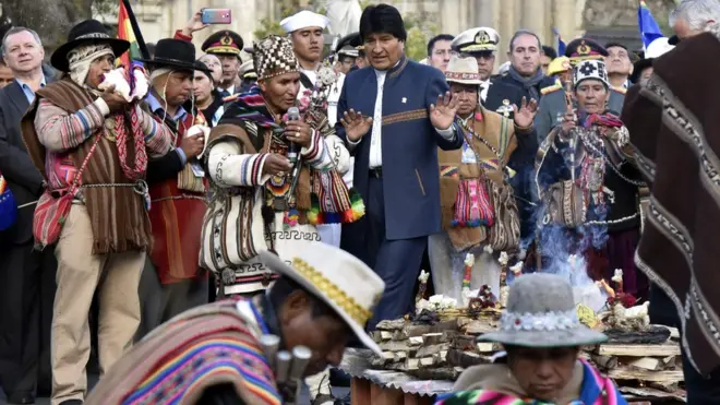 El presidente boliviano Evo Morales encabezó una ceremonia indígena para entregar la réplica de la demanda contra Chile en la Corte de La Haya.