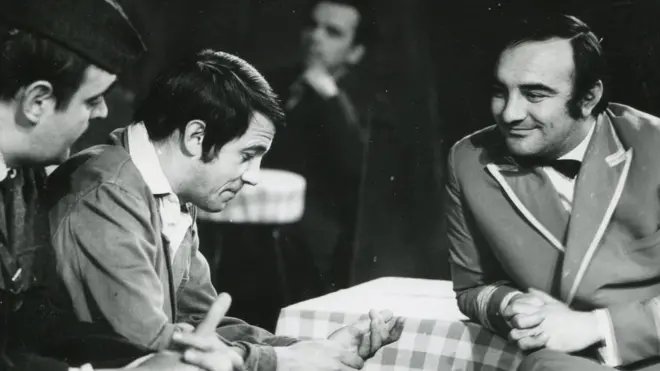 Bora Todorović na sceni sa kolegama