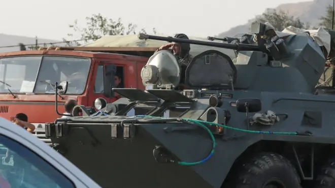 Азербайджанська бронетехніка прямує на війну