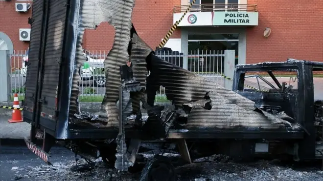 Грузовик, сожженный у здания полиции