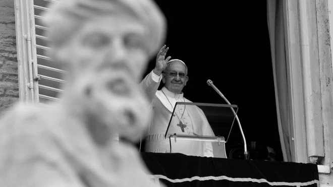 เมื่อสมเด็จพระสันตะปาปาสิ้นพระชนม์ สำนักวาติกันที่กรุงโรมของอิตาลีจะต้องสรรหาสมเด็จพระสันตะปาปาพระองค์ใหม่ ด้วยกระบวนการเลือกตั้งตามธรรมเนียม ที่ปฏิบัติสืบต่อกันมาหลายร้อยปีตั้งแต่ช่วงยุคกลางของยุโรป