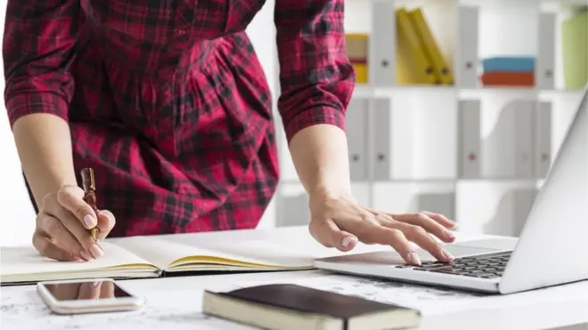 Жінка працює