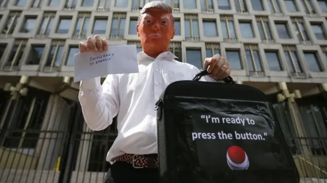 ટ્રમ્પની પ્રતિમા ન્યૂક્લિઅર બ્રિફકેસ સાથે