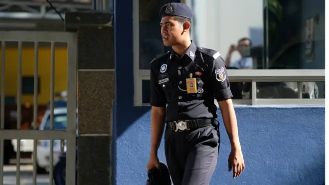 马来西亚警方对金正男尸研已经完成。图为一名马来西亚警察在尸研医院外。