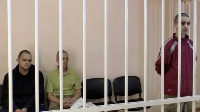 Brahim Saadoune (à droite) a été condamné avec Aiden Aslin (à gauche) et Shaun Pinner (au centre) ont été condamnés aux côtés d'un ressortissant marocain.